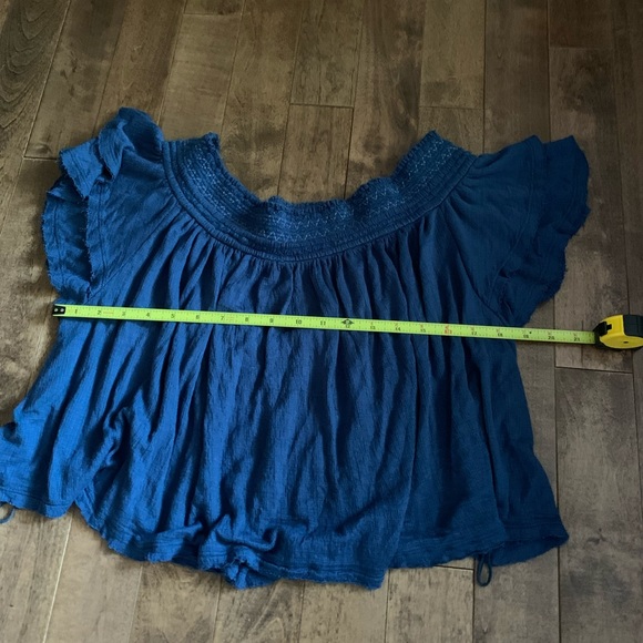 💥Free People deep blue off shoulder crop top fits like a large - Picture 6 of 7